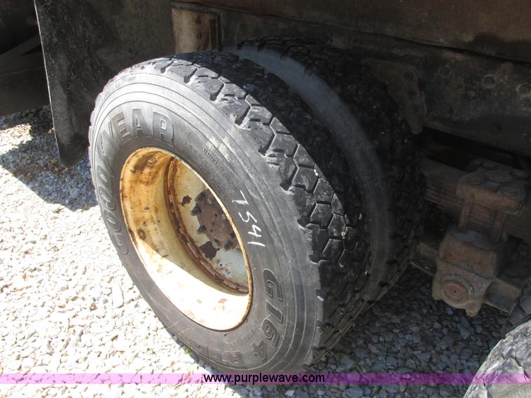 image for item E7243 1998 International 4900 dump truck