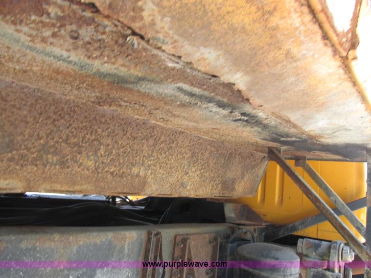 image for item E7243 1998 International 4900 dump truck