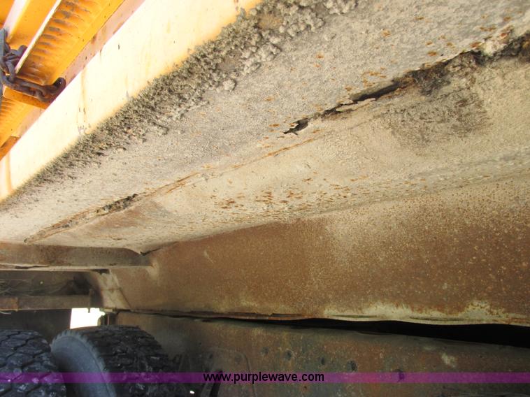 image for item E7243 1998 International 4900 dump truck