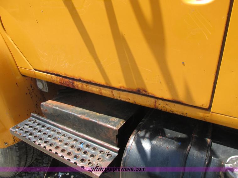 image for item E7243 1998 International 4900 dump truck