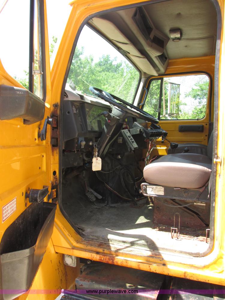 image for item E7243 1998 International 4900 dump truck