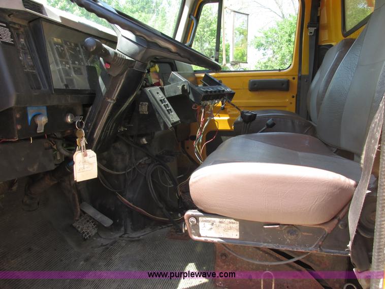 image for item E7243 1998 International 4900 dump truck