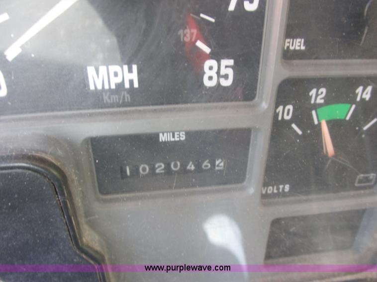 image for item E7243 1998 International 4900 dump truck