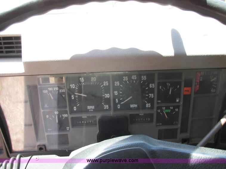 image for item E7243 1998 International 4900 dump truck