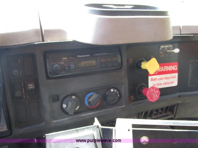 image for item E7243 1998 International 4900 dump truck