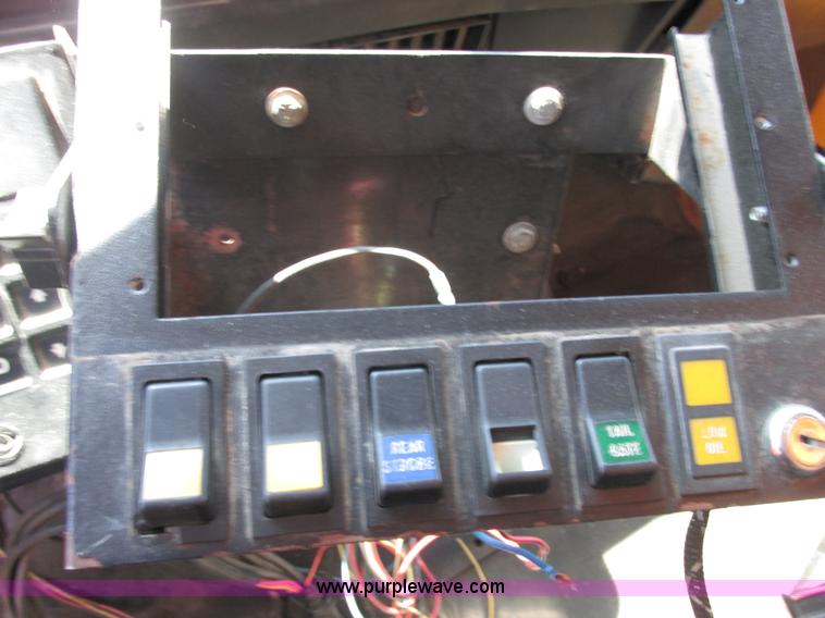 image for item E7243 1998 International 4900 dump truck