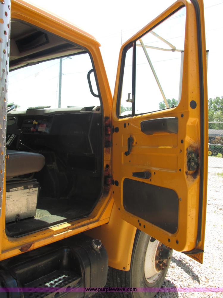 image for item E7243 1998 International 4900 dump truck