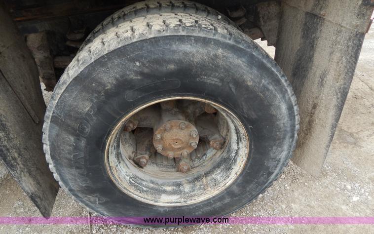 image for item F5040 1989 Ford F800 dump truck