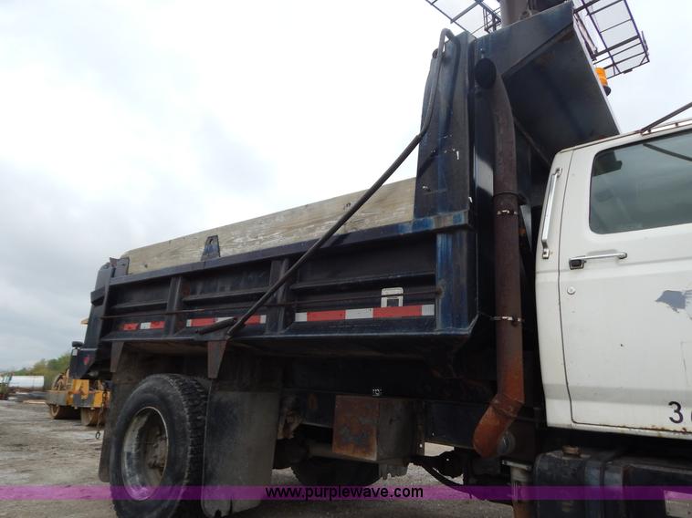 image for item F5040 1989 Ford F800 dump truck