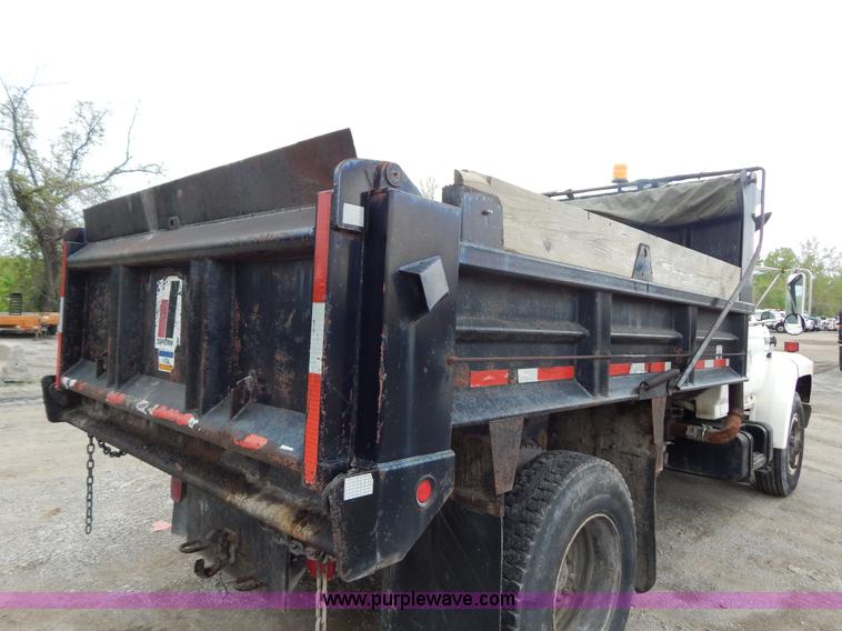 image for item F5040 1989 Ford F800 dump truck