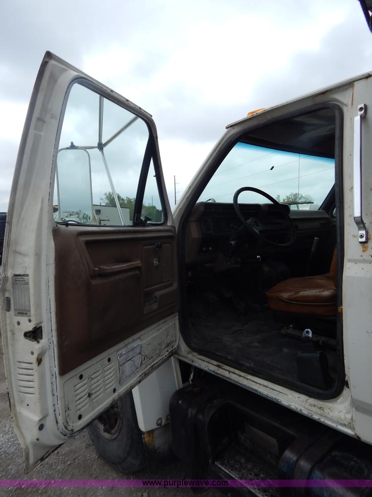image for item F5040 1989 Ford F800 dump truck