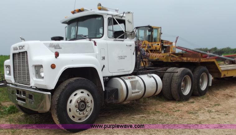 image for item F5045 1988 Mack R688ST semi truck