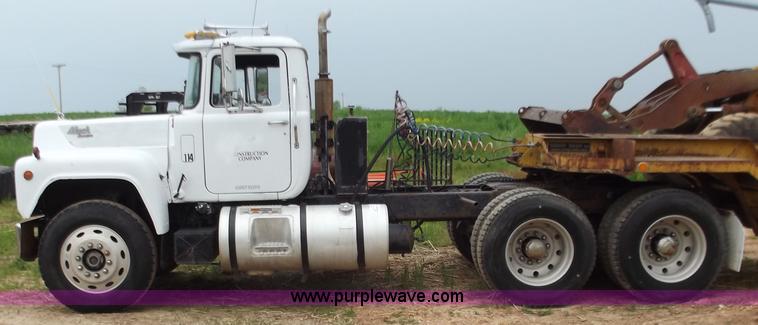 image for item F5045 1988 Mack R688ST semi truck