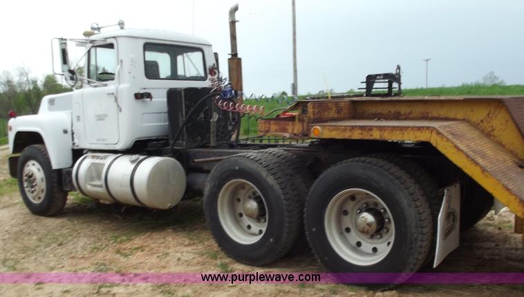 image for item F5045 1988 Mack R688ST semi truck