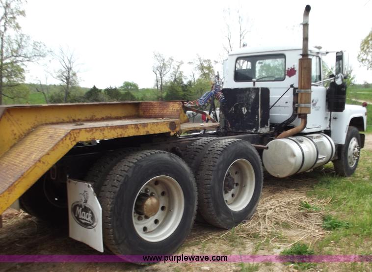 image for item F5045 1988 Mack R688ST semi truck