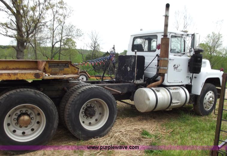 image for item F5045 1988 Mack R688ST semi truck