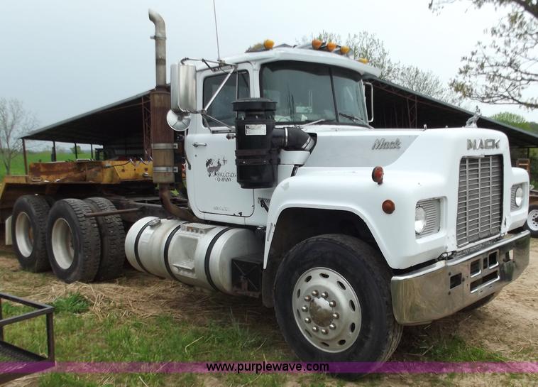 image for item F5045 1988 Mack R688ST semi truck