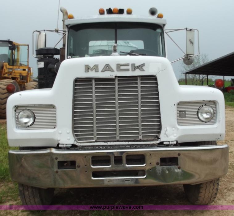 image for item F5045 1988 Mack R688ST semi truck
