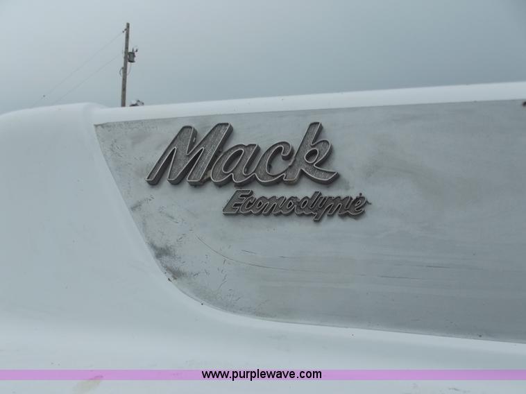 image for item F5045 1988 Mack R688ST semi truck