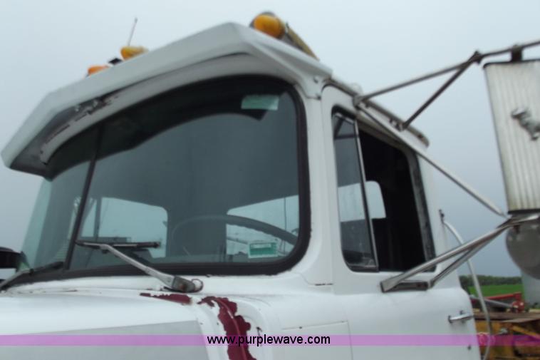 image for item F5045 1988 Mack R688ST semi truck