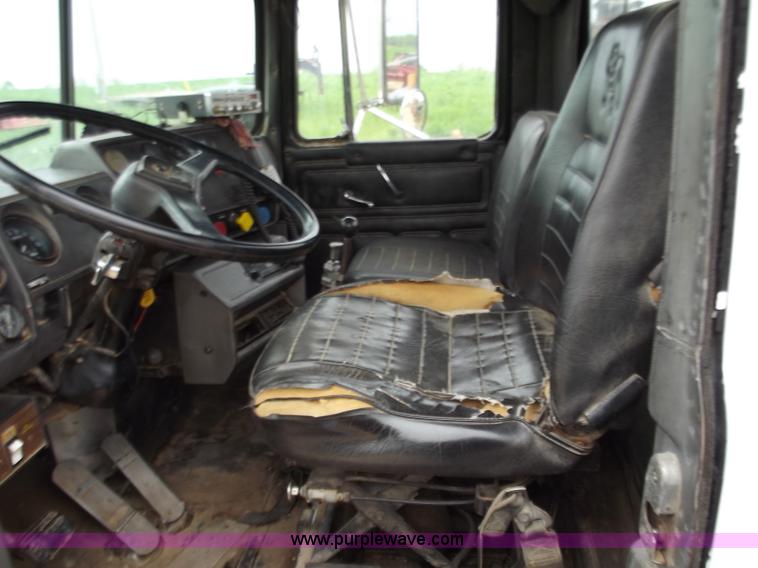 image for item F5045 1988 Mack R688ST semi truck