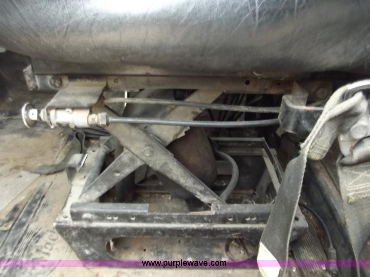 image for item F5045 1988 Mack R688ST semi truck