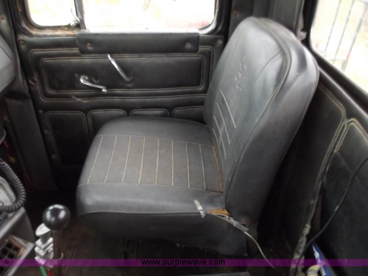 image for item F5045 1988 Mack R688ST semi truck