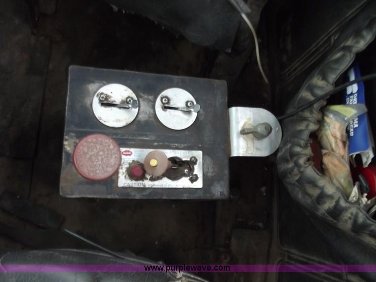 image for item F5045 1988 Mack R688ST semi truck