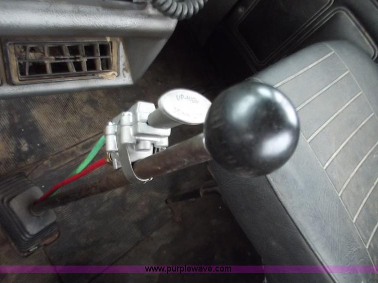 image for item F5045 1988 Mack R688ST semi truck