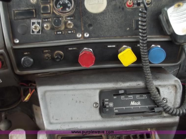 image for item F5045 1988 Mack R688ST semi truck