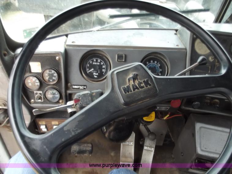 image for item F5045 1988 Mack R688ST semi truck