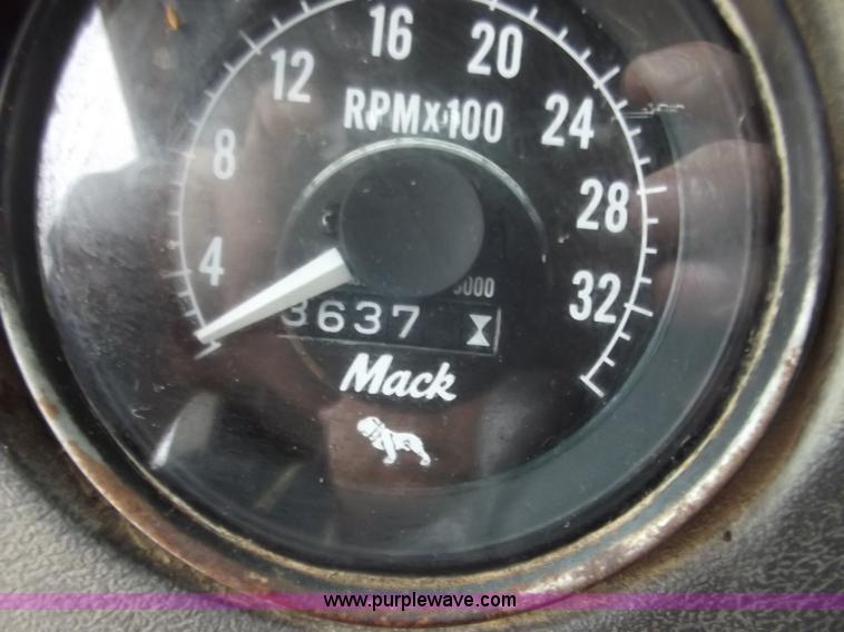 image for item F5045 1988 Mack R688ST semi truck