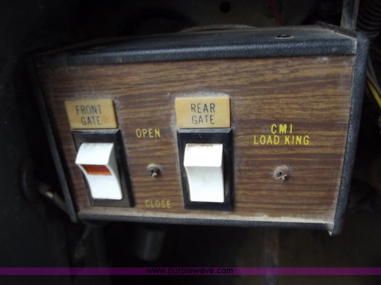 image for item F5045 1988 Mack R688ST semi truck