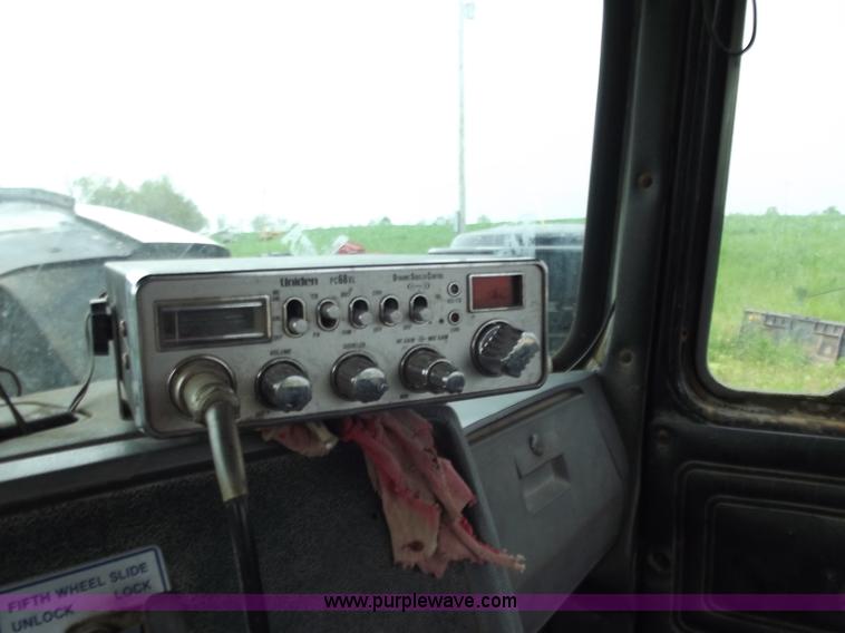 image for item F5045 1988 Mack R688ST semi truck