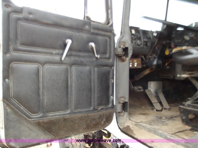 image for item F5045 1988 Mack R688ST semi truck