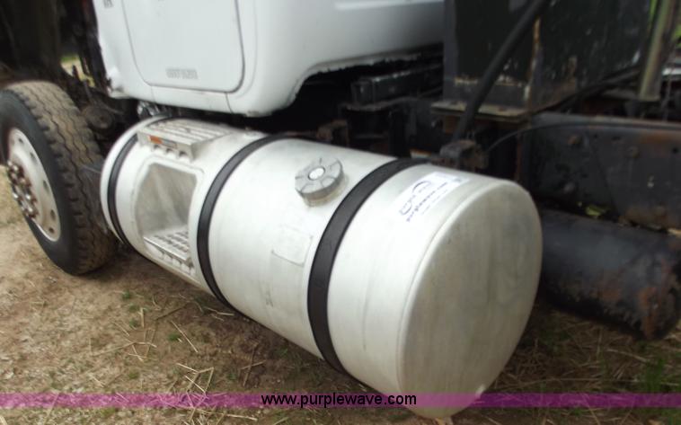 image for item F5045 1988 Mack R688ST semi truck