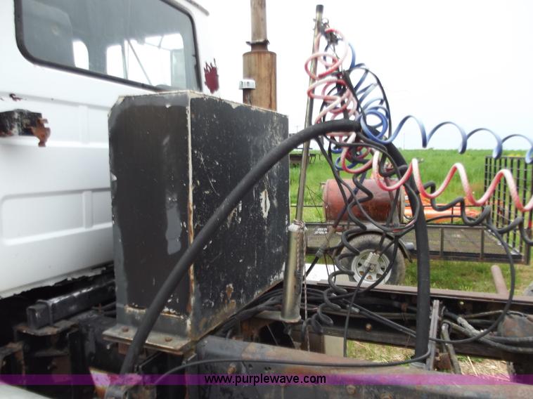 image for item F5045 1988 Mack R688ST semi truck