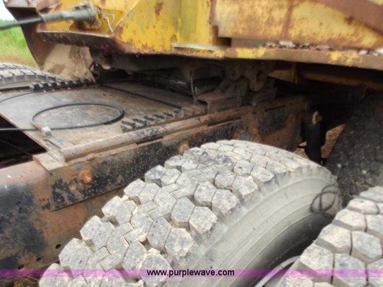 image for item F5045 1988 Mack R688ST semi truck