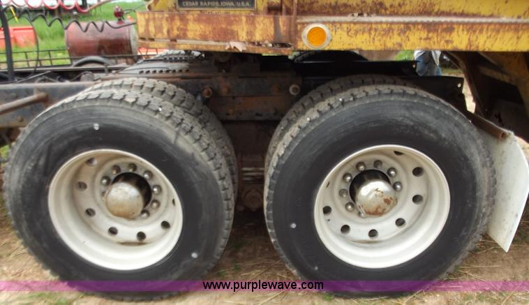 image for item F5045 1988 Mack R688ST semi truck