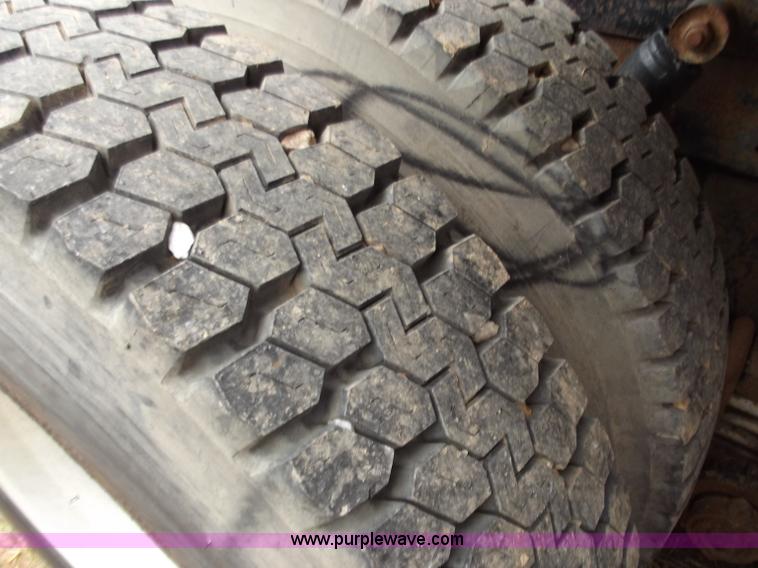 image for item F5045 1988 Mack R688ST semi truck