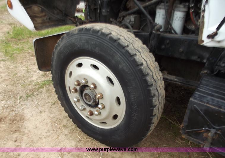 image for item F5045 1988 Mack R688ST semi truck