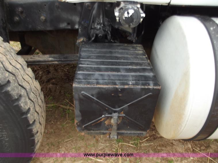 image for item F5045 1988 Mack R688ST semi truck