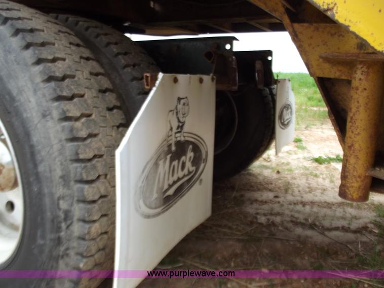 image for item F5045 1988 Mack R688ST semi truck