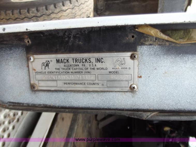 image for item F5045 1988 Mack R688ST semi truck