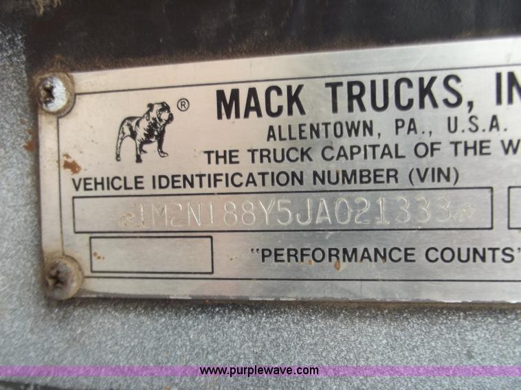 image for item F5045 1988 Mack R688ST semi truck