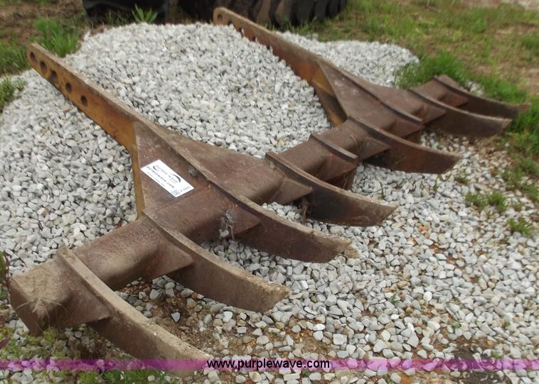 Dozer root rake in Bolivar, MO Item F5047 sold Purple Wave