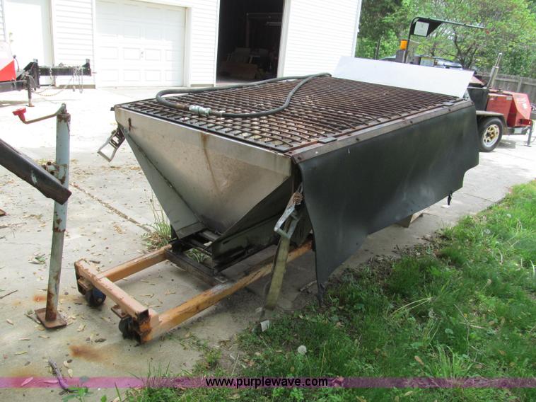 image for item F5059 Henderson stainless steel salt/sand spreader