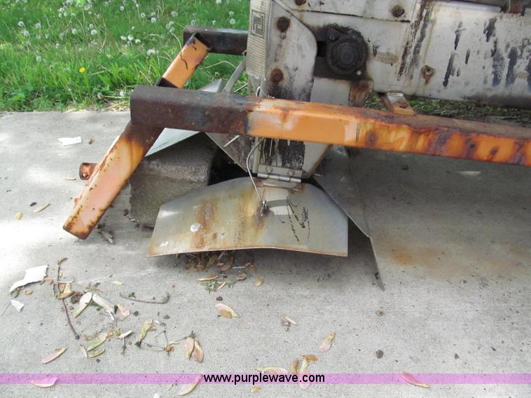 image for item F5059 Henderson stainless steel salt/sand spreader