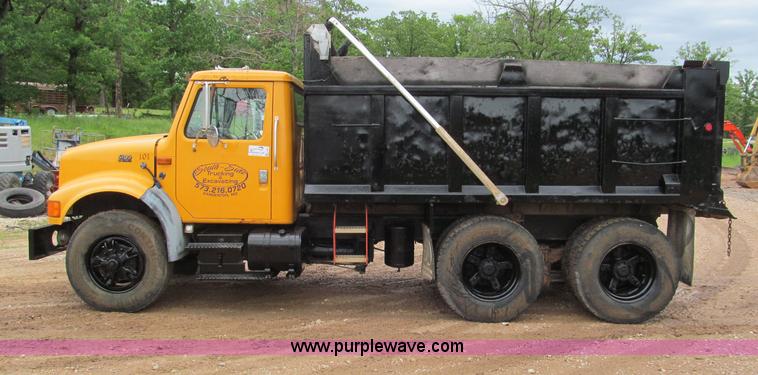 image for item F5067 1995 International 4900 dump truck