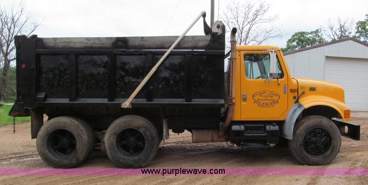 image for item F5067 1995 International 4900 dump truck